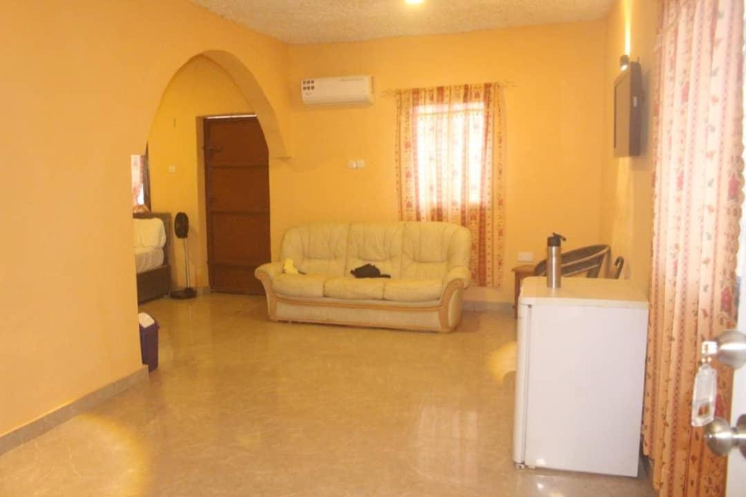Debora Guest House Freetown Ngoại thất bức ảnh